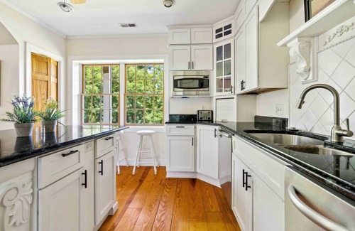 Hood Casa | Spacious Home with Foosball, PingPong and Gym