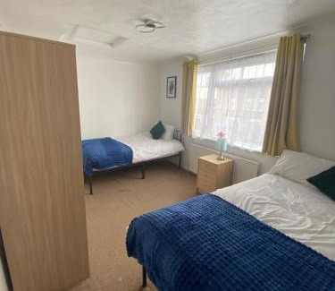 Harlow Casa | Spacious Home with Garden in Harlow, Suitable for Contractors & Relocators