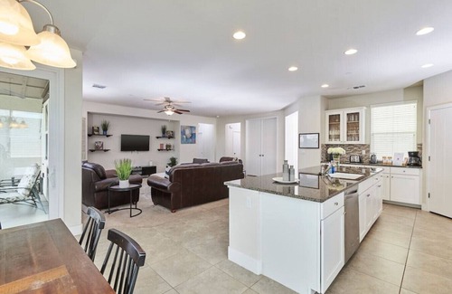 Raisin Casa | Spacious Home with new Hot tub I Fire pit I BBQ
