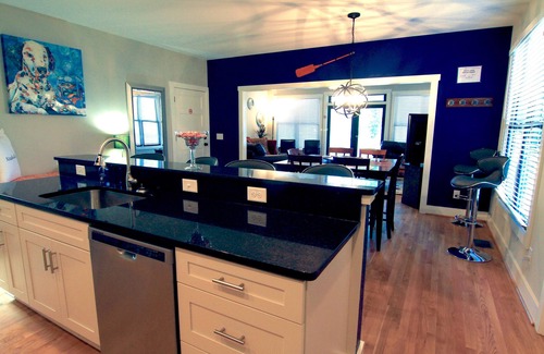 Nashville Casa | Minutos al centro! ¡Amplia casa nueva con PISCINA! Vista al río, privado, seguro