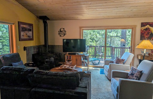 Truckee Casa | Casa amigable para perros con bañera de hidromasaje privada cerca de esquí, senderismo y ciclismo