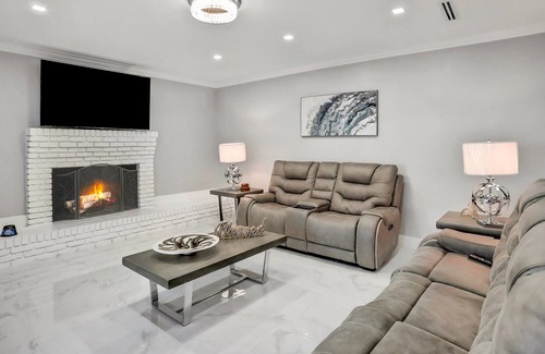 Arlington Casa | Spacious home with pool, game room, wet bar, grill, & covered patio