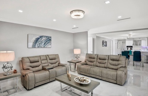 Arlington Casa | Spacious home with pool, game room, wet bar, grill, & covered patio