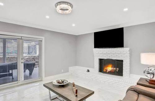 Arlington Casa | Spacious home with pool, game room, wet bar, grill, & covered patio
