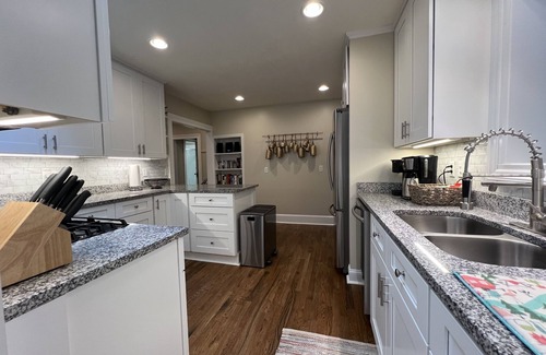 Laurel Park Casa | ¡NUEVO! Remodelado, amplio, ubicación perfecta para explorar. Bañera de hidromasaje, patio grande.