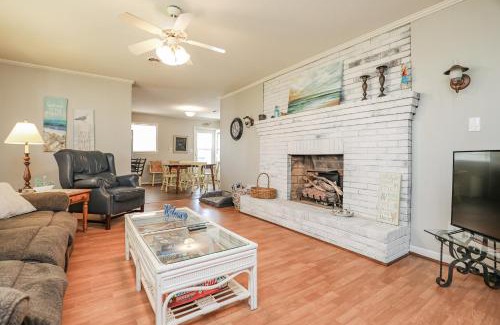 Sneads Ferry Casa | Spacious Home with Waterfront View-Welcome Pets