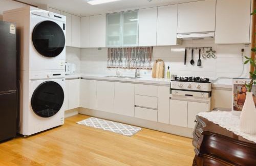 Yeonnam-dong Apartamento | Spacious Hongdae Group Stay 3BR, 2BA, 5 Queen Beds