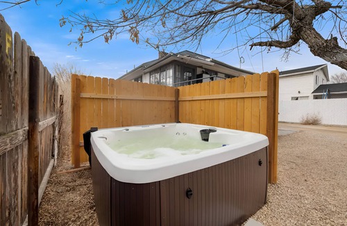 Price Apartamento | Spacious Hot Tub Haven + .4 Mi-USU Eastern