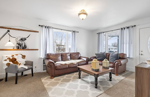 Price Apartamento | Spacious Hot Tub Haven + .4 Mi-USU Eastern