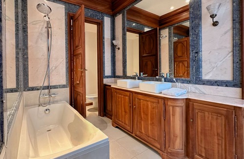 Neuilly-sur-Seine Casa | Spacious house, perfect for a family. Opposite the Jardin de l'Acclimatation.