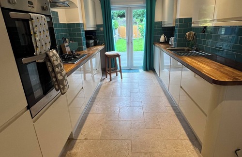 Bath Casa | Spacious house in glorious Bath suburbs - large garden & private parking