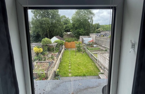 Bath Casa | Spacious house in glorious Bath suburbs - large garden & private parking