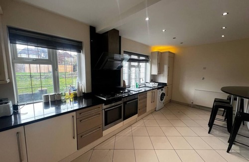 Luton Casa | Spacious House in Luton -11 Beds