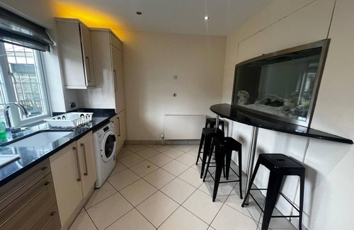 Luton Casa | Spacious House in Luton -11 Beds