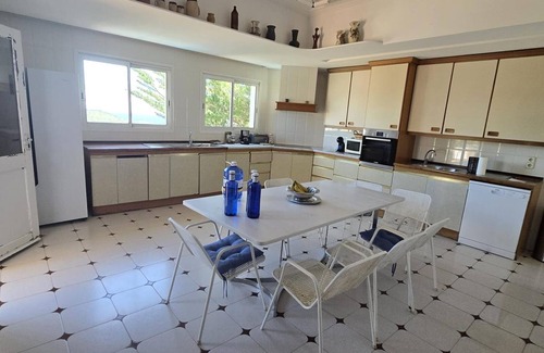 Almadraba-Canyelles Villa | Amplia casa en Roses para 16 pers. con piscina y gran aparcamiento