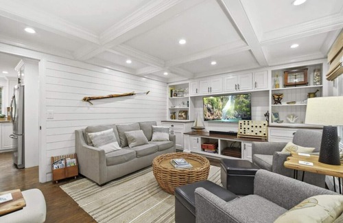 Waquoit Village Casa | Spacious house in wonderful Falmouth with Wi-Fi, AC, Close to beaches, shops
