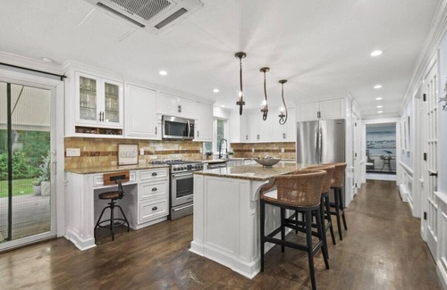 Waquoit Village Casa | Spacious house in wonderful Falmouth with Wi-Fi, AC, Close to beaches, shops