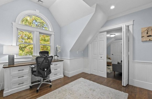 Waquoit Village Casa | Spacious house in wonderful Falmouth with Wi-Fi, AC, Close to beaches, shops