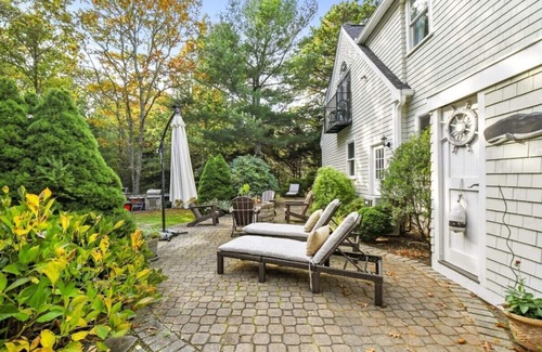 Waquoit Village Casa | Spacious house in wonderful Falmouth with Wi-Fi, AC, Close to beaches, shops