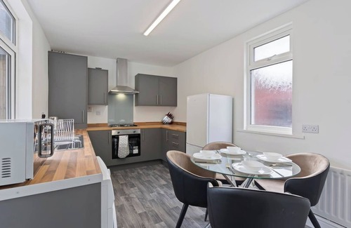 Redcar Casa | Spacious House Sleeps 9 Town Centre Free Parking Fast WiFi