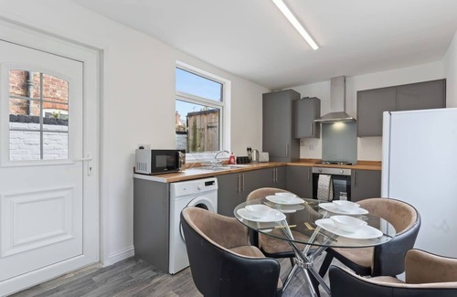 Redcar Casa | Spacious House Sleeps 9 Town Centre Free Parking Fast WiFi