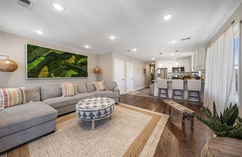 Newark Casa | (Spacious House – Sleeps up to 20+ guests | Near Airport & City)