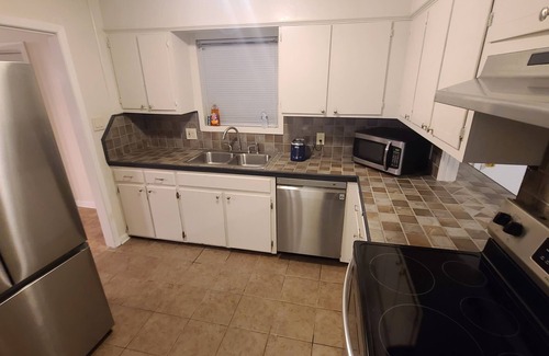Zachary Casa | Spacious House w/ Jacuzzi Tub