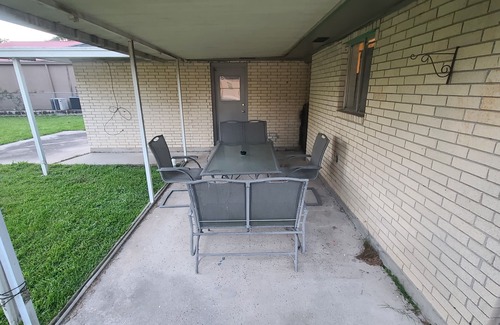 Zachary Casa | Spacious House w/ Jacuzzi Tub