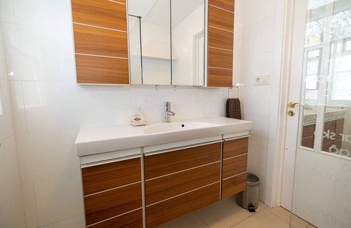 Akureyri Casa | Spacious House with 2 Apartments - 2 min from Downtown Akureyri!