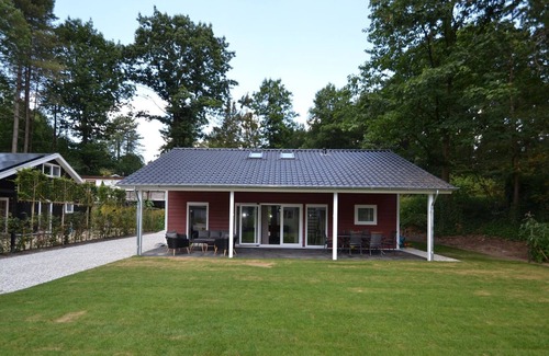 Municipality of Rhenen Casa | Amplia casa con terraza cubierta, ubicada en un parque de vacaciones en Rhenen