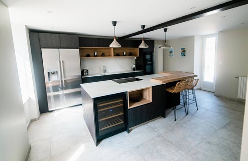 Grosville Cabaña | Casa espaciosa con piscina cubierta y jardín, cerca del mar