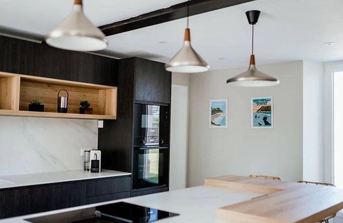 Grosville Cabaña | Casa espaciosa con piscina cubierta y jardín, cerca del mar