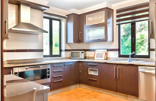 Cotobade Casa | Spacious House with Pool in Carballedo