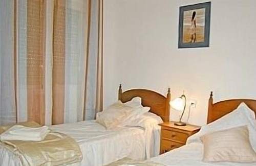 La Tercia Casa | Amplia casa con piscina compartida en una ubicación tranquila del pueblo. ** Wi-Fi gratis **