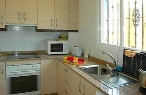 La Tercia Casa | Amplia casa con piscina compartida en una ubicación tranquila del pueblo. ** Wi-Fi gratis **