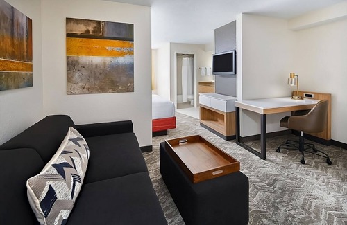 Southeast Houston Hotel | Spacious Houston Suite w/ Complimentary Breakfast, Pool Access & Shuttle Service