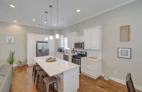 Shady Acres Casa | Spacious Houston Townhome ~ 5 Mi to Downtown!