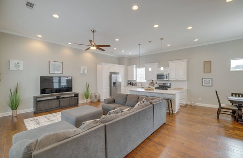 Shady Acres Casa | Spacious Houston Townhome ~ 5 Mi to Downtown!