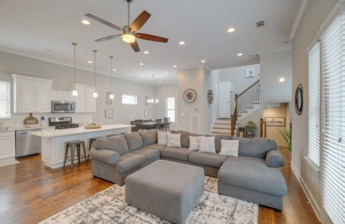 Shady Acres Casa | Spacious Houston Townhome ~ 5 Mi to Downtown!