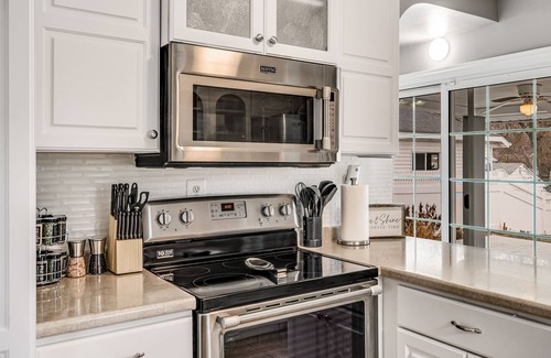 La Crosse Casa | Spacious & Immaculate Dog-Friendly Gem, Near UWL, Washer/Dryer & Fire Pit!