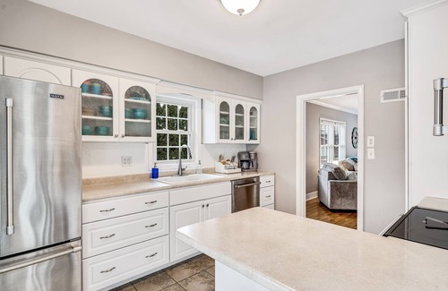 La Crosse Casa | Spacious & Immaculate Dog-Friendly Gem, Near UWL, Washer/Dryer & Fire Pit!