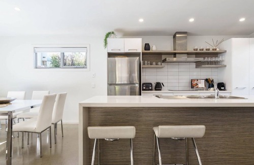 Cowes Casa | Living the Beach Dream - mascotas, ropa de cama