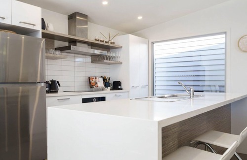 Cowes Casa | Living the Beach Dream - mascotas, ropa de cama