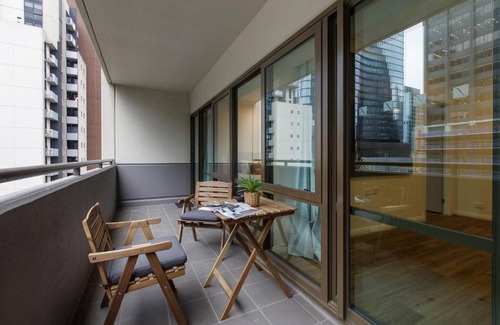 Chinatown Apartamento | Spacious Inner-city Stay with King Bed and Balcony
