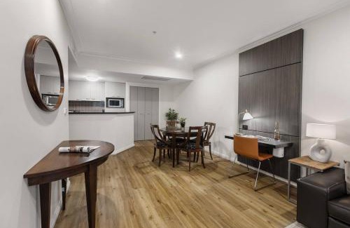 Chinatown Apartamento | Spacious Inner-city Stay with King Bed and Balcony