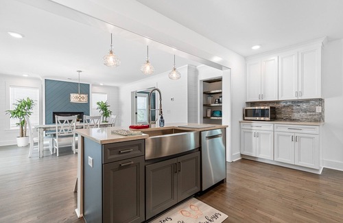Isle of Palms Casa | Spacious Isle of Palms Beach Home with Hot Tub, Game Room, & Modern Amenities