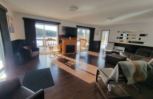 Riviere-Rouge Chalet De Esquí | Spacious Isolated Chalet with private lake & swimming pool & SPA and more ,,,