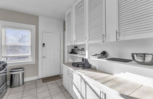 South Hyde Park Apartamento | Spacious KC Stay: 2 Bedrooms Near Stadiums, BBQ, Jazz & Fountains!