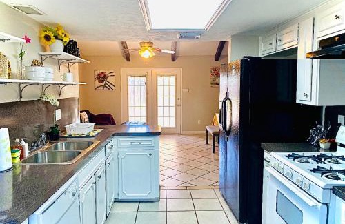 Southbelt/Ellington Casa | Spacious, King Beds, 30 mins from Beach, Sparkling Pool