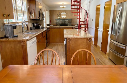 Greentown Casa | 🌲🚣‍♂️🦅 Spacious Lake Cottage MSTR Suite LRG Deck Lake Wallenpaupack